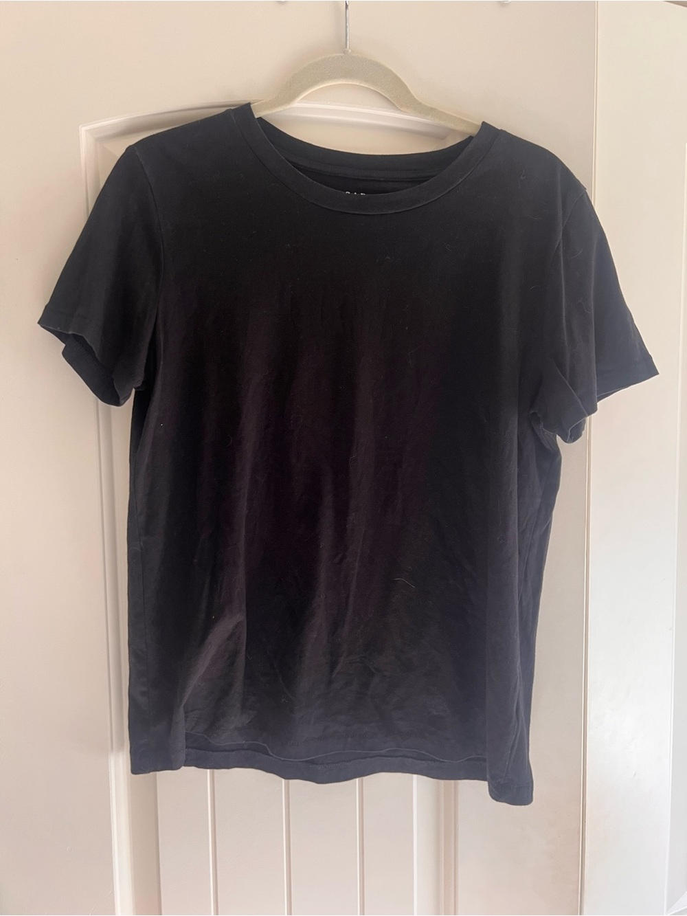 gap black tshirt